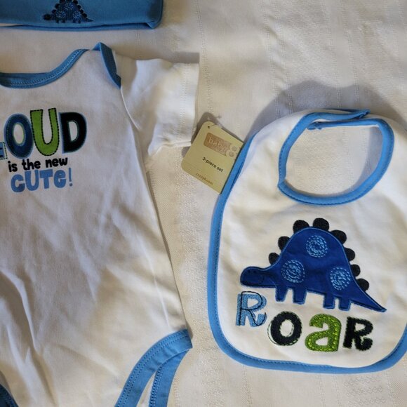 Baby 8 Up To 7 lbs. NWT Bodysuit, Dinosaur hat & Bib set. Mixed Bin Z30 - Picture 3 of 3